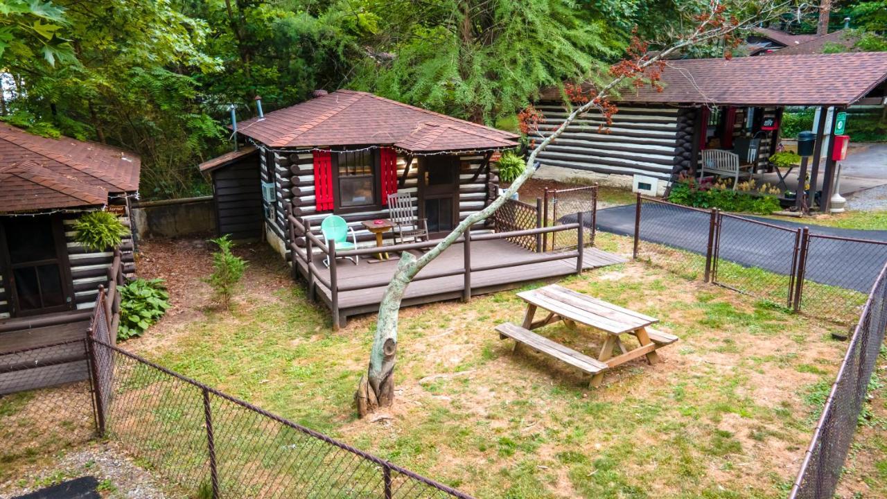 Log Cabin Motor Court Ешвілл Екстер'єр фото