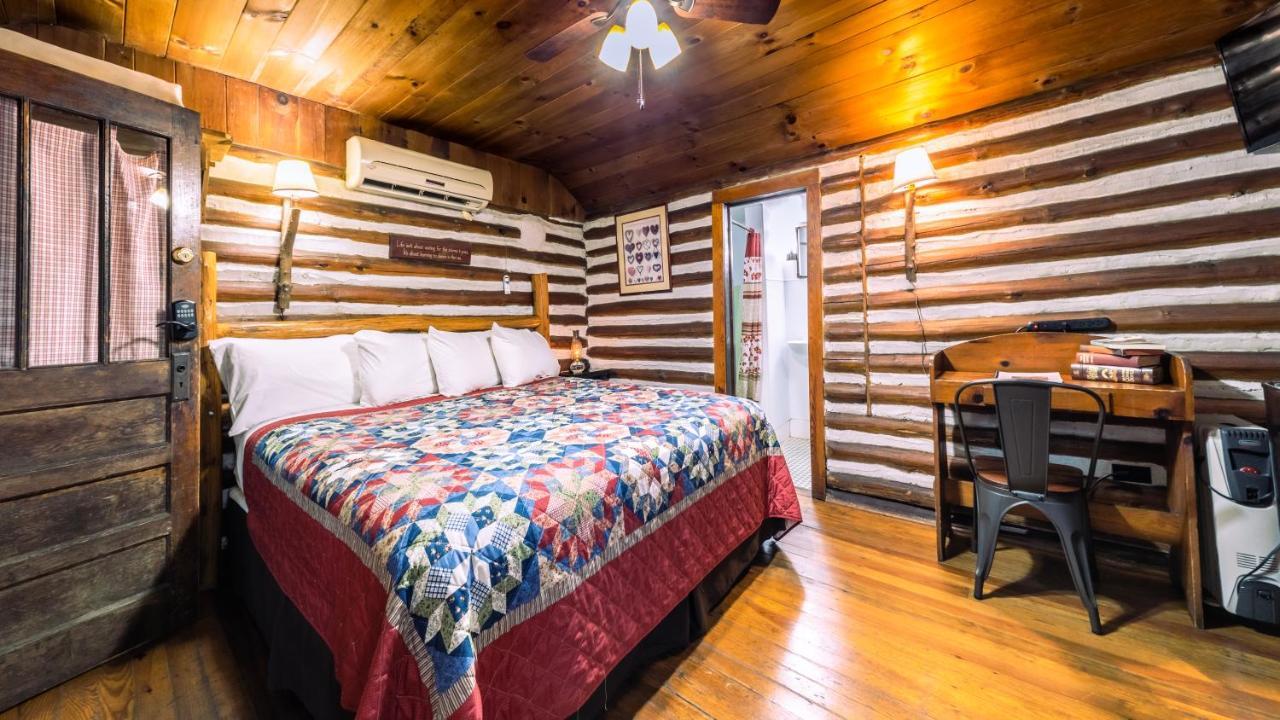 Log Cabin Motor Court Ешвілл Екстер'єр фото